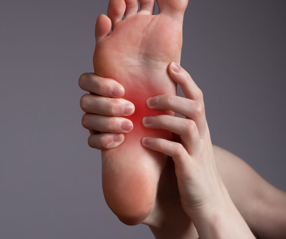 Liecba a manazment bolesti spodnej casti chodidla sa zameriava na zmiernenie zapalu uvolnenie napatia a obnovenie normalnej funkcie