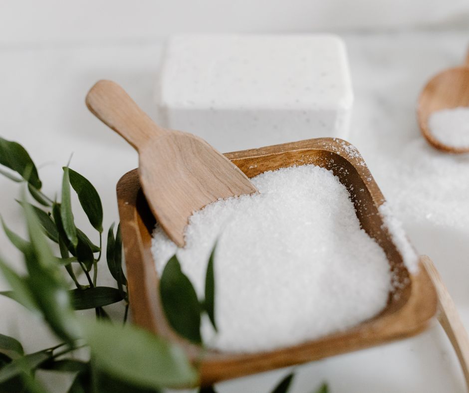 Nadmerny prijem soli moze prispiet k zadrziavaniu vody a vysokemu krvnemu tlaku ktory moze zatazit pecen