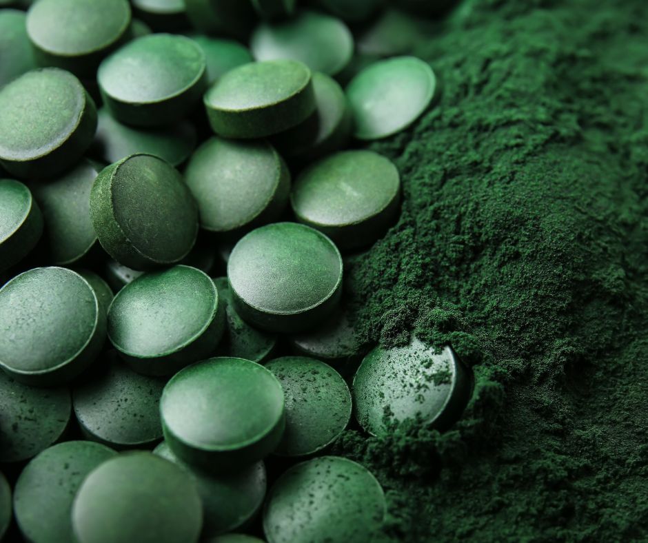 Spirulina je typ modrozelenych rias ktore prirodzene rastu v mierne slanych jazerach a rybnikoch v subtropickych a tropickych oblastiach