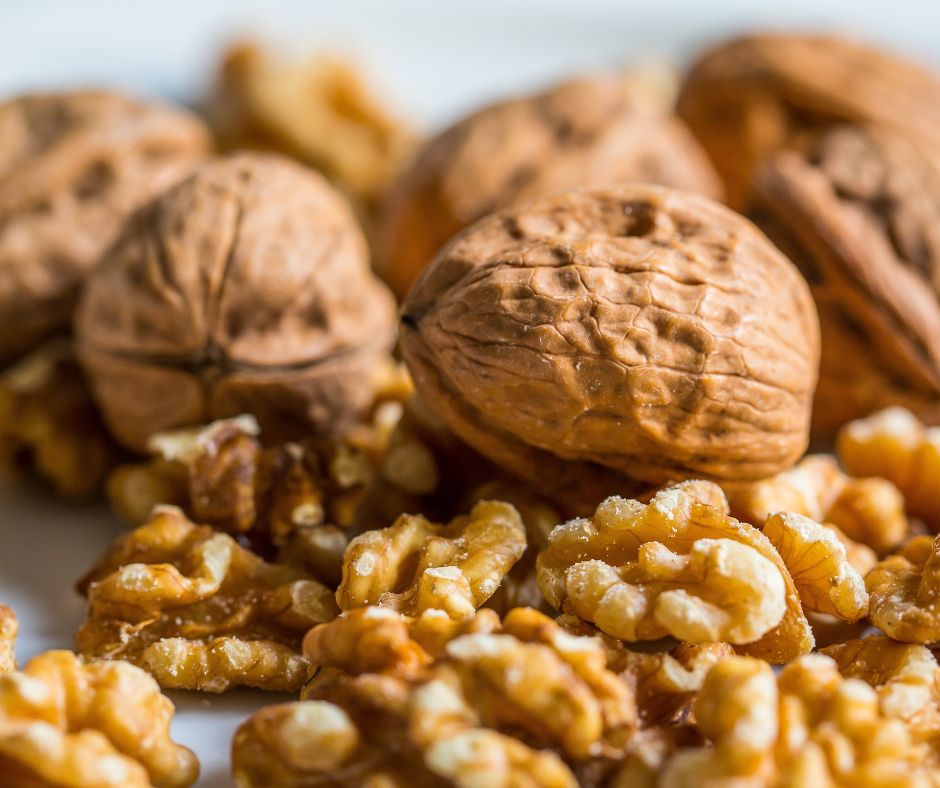 Zdroje zdravych tukov ako su orechy mozu pomoct udrzat pecen zdravu tym ze podporuju spravnu funkciu buniek pecene a znizuju zapal