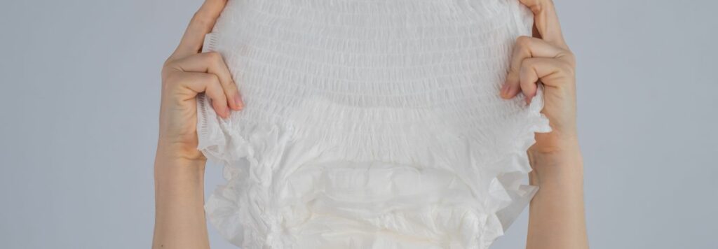 Existuje mnoho druhov inkontinentnych pomocok vratane vloziek plienok pre dospelych a postelovych podloziek