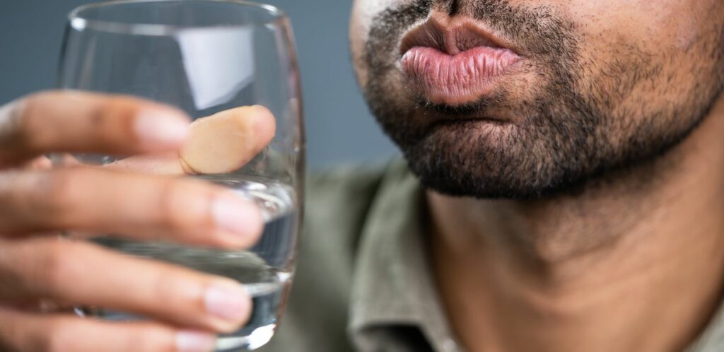 Priprava slanej vody na kloktanie je rychly a jednoduchy proces ktory si mozete vykonat doma s minimom ingrediencii