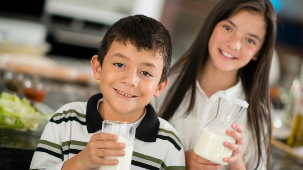 Kedy m&ocirc;&zcaron;e die&tcaron;a za&ccaron;a&tcaron; pi&tcaron; kravsk&eacute; mlieko?