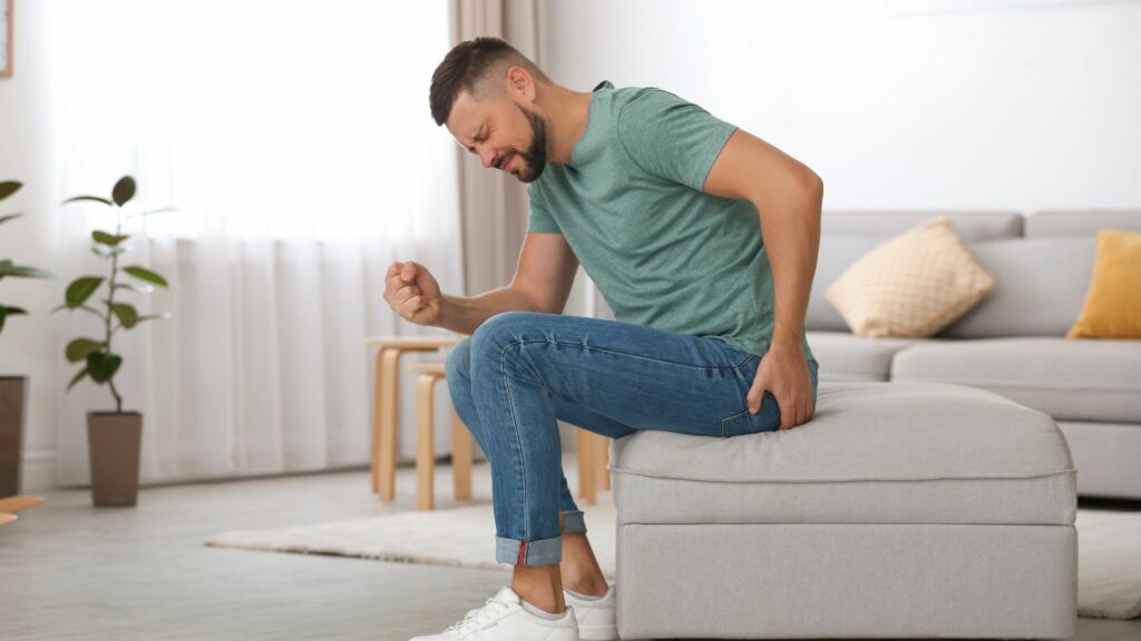 Tento článok poskytol komplexný prehľad o domácej liečbe zápalu sedacieho nervu, zdôrazňujúc význam konzistentnosti a integrácie rôznych metód do každodenného života