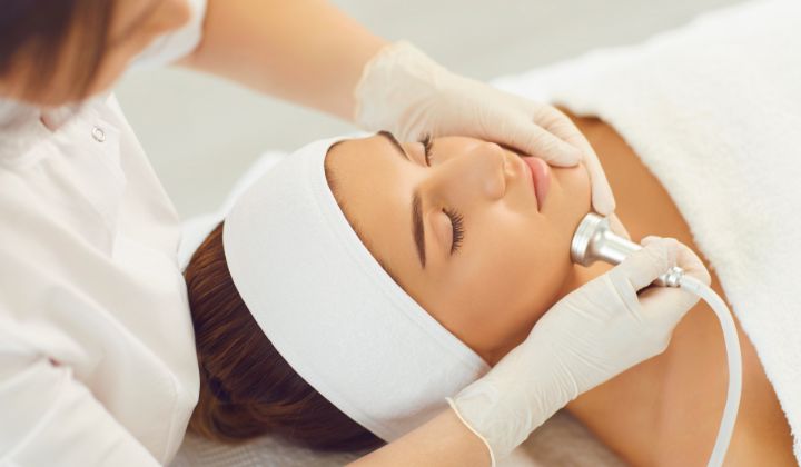 Mikrodermabrázia je efektívna a populárna kožná procedúra, ktorá ponúka rôzne výhody pre zlepšenie vzhľadu a zdravia pleti.
