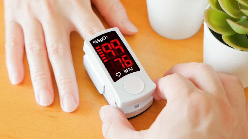 Pred použitím oximetra by mal byť prst čistý a suchý. 