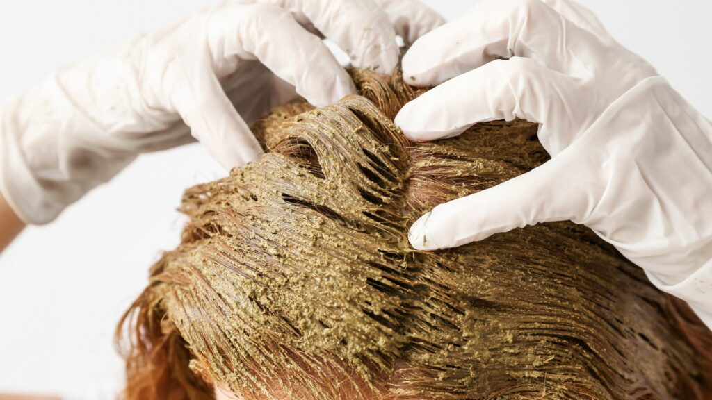 Po farbení vyčkajte aspoň 48 hodín pred umytím vlasov šampónom, aby sa farba mohla plne usadiť.