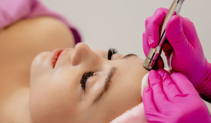 Aj keď je mikrodermabrázia považovaná za bezpečný a jemný zákrok, existujú potenciálne riziká a vedľajšie účinky,